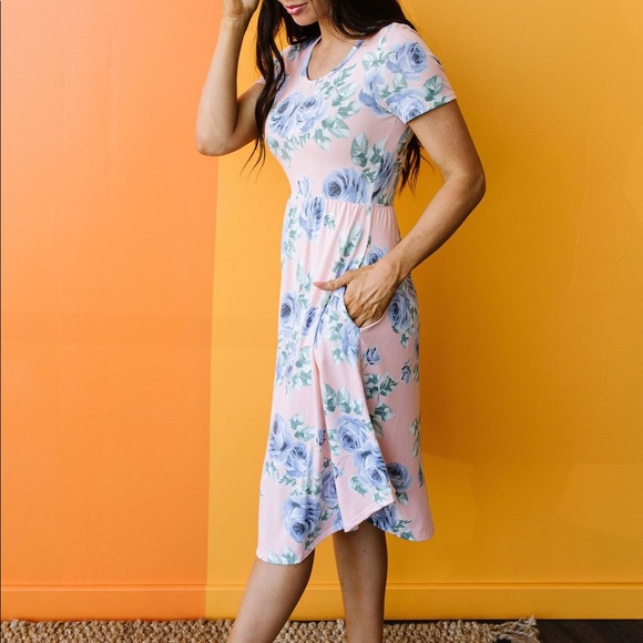 Feminine Floral Dress in Pink - Picture 6 of 11